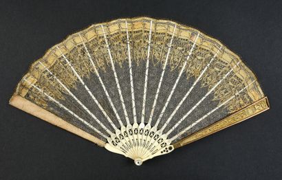 Paillettes, vers 1800-1810
Éventail plié,...