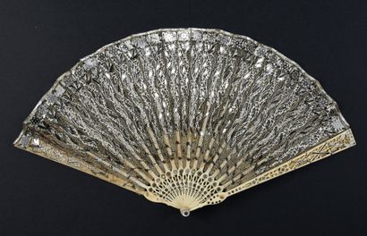 Feuilles en cascade, vers 1800-1820
Éventail...
