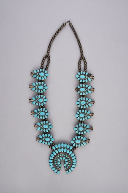 JOHNNY HALLYDAY : 1 collier indien en argent...
