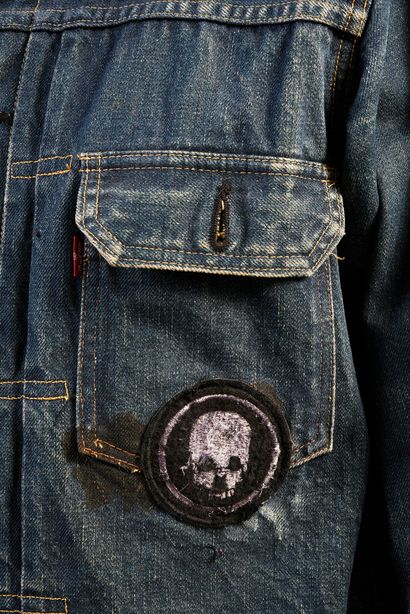 JOHNNY HALLYDAY : 1 blouson en jean bleu...