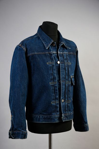 JOHNNY HALLYDAY : 1 blouson en jean bleu,...