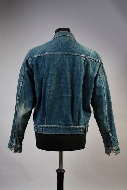 JOHNNY HALLYDAY : 1 blouson en jean bleu...