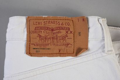 JOHNNY HALLYDAY : 1 Jean LEVIS 501 XX blanc,...