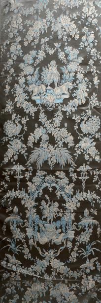Lampas d'après un modèle Louis XVI du Gardemeuble...