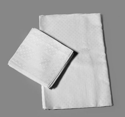 Nappe et ses seize serviettes en coton damassé,...