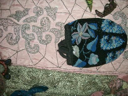 Réunion d' accessoires et dépouilles de robes...