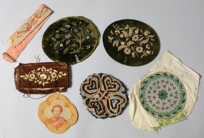 Réunion d'éléments d'accessoires en broderie,...