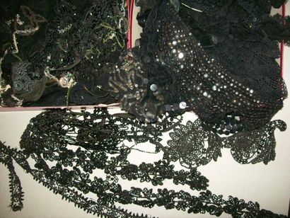 Réunion de passementerie et broderies de...