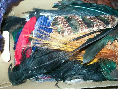 Ensemble de garnitures en plumes et de fleurs...