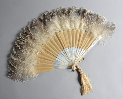 Eventail vers 1900, monture en nacre, feuille...