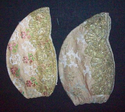 Deux bonnets en brocart, Alsace, fin du XVIIIe...