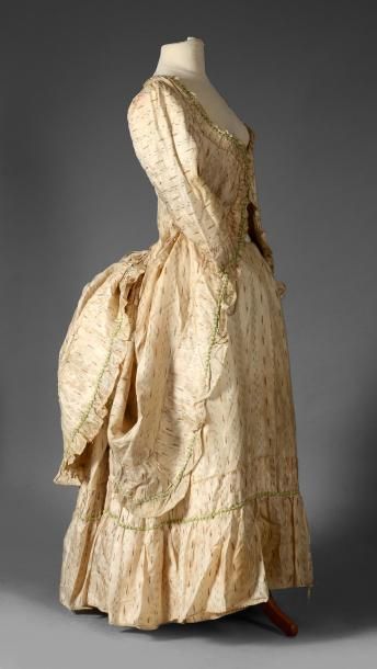 Robe à la polonaise, vers 1780, pékin chiné...