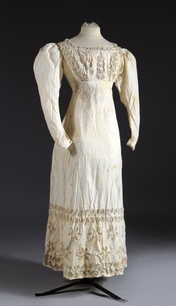 Robe vers 1825, en percale blanche. Corsage...