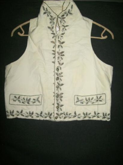 Gilet carré et bas de robe brodés, Epoque...