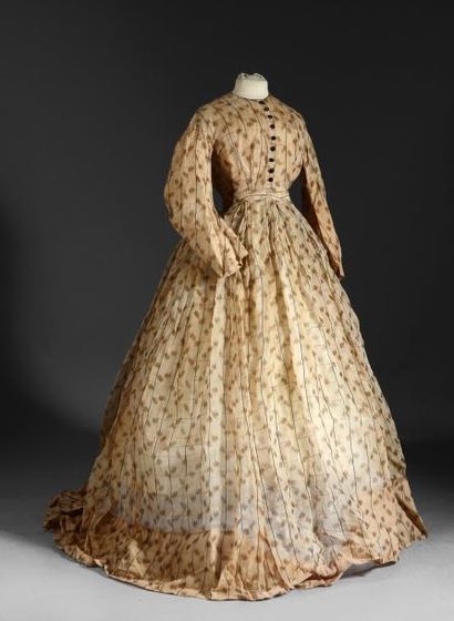 Robe d'été vers 1865, en gaze façonnée soie...