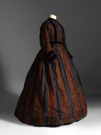 Robe vers 1860, en pékin façonné soie, noir...