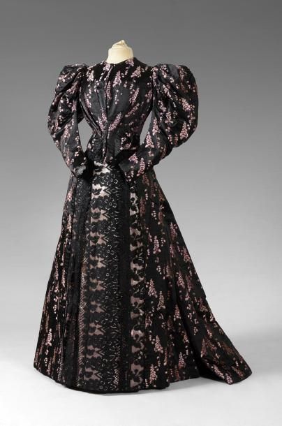 Robe vers 1895, lampas fond damas noir liseré...