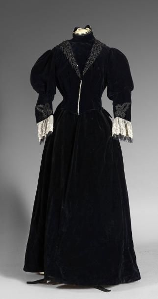 Robe fin XIXe siècle, en velours de soie...