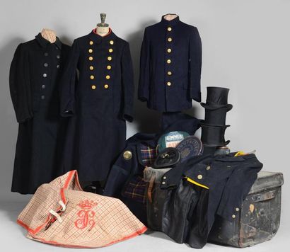 Malle contenant des tenues de gens de maison,...