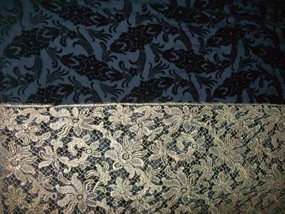 Dentelle en fil métal et velours pour la...