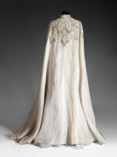Ample cape du soir griffée Lanvin vers 1965,...