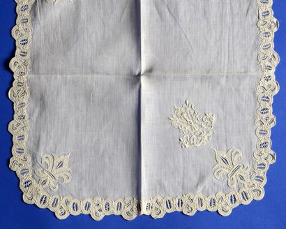 Rare mouchoir brodé, XIXe siècle, belle bordure...