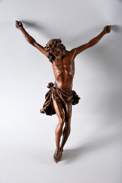 Christ en bois fruitier. Tête inclinée sur...