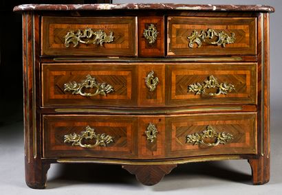 Commode en placage de palissandre disposé...