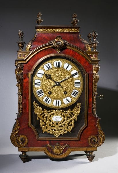 Pendule religieuse en placage d'écaille rouge,...