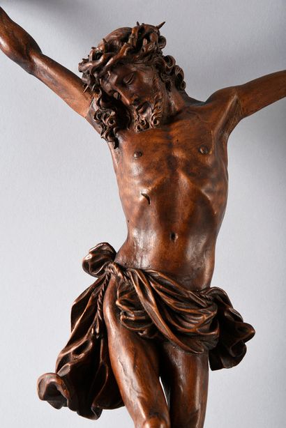 Christ en bois fruitier. Tête inclinée sur...