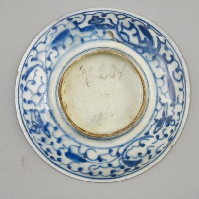 Petite assiette en porcelaine à décor blanc...