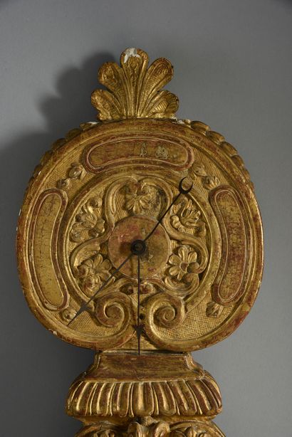Rare baromètre en bois finement sculpté et...