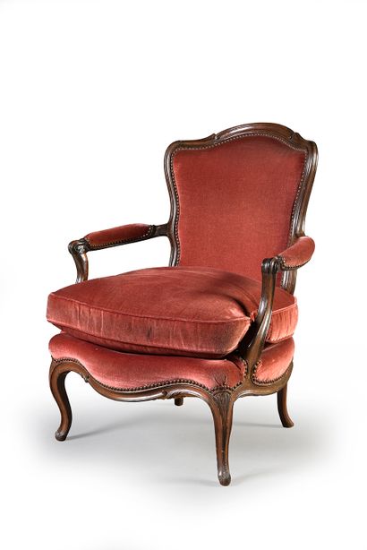Large fauteuil en bois naturel mouluré et...