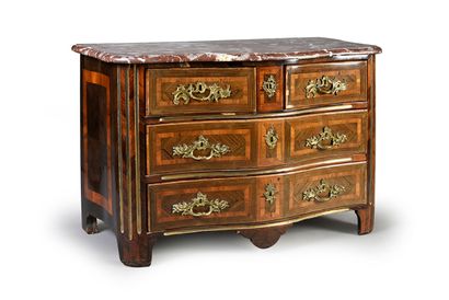 Commode en placage de palissandre disposé...