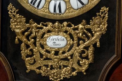 Pendule religieuse en placage d'écaille rouge,...