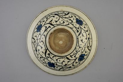 Plat en faïence, art ottoman, Damas.
De forme...