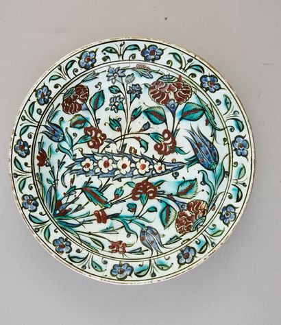 Grand plat en faïence ottomane, Iznik à décor...