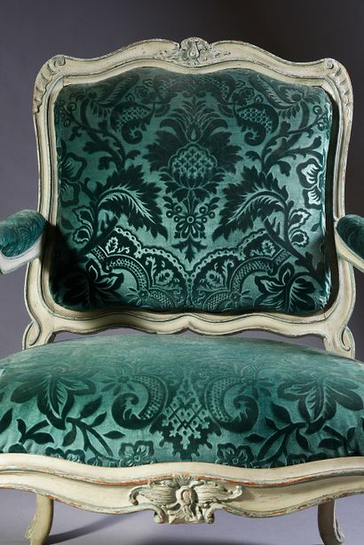 Important fauteuil à châssis en bois mouluré...