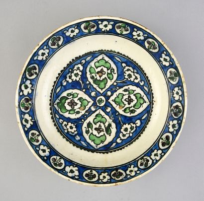 Plat en faïence, art ottoman, Damas.
De forme...
