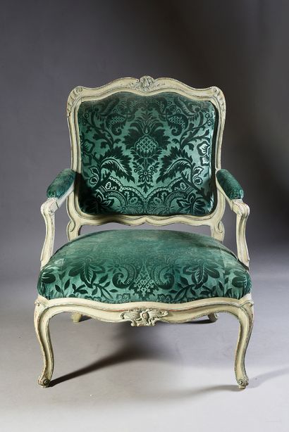 Important fauteuil à châssis en bois mouluré...