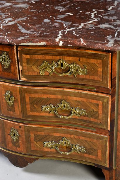 Commode en placage de palissandre disposé...