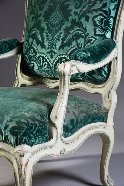 Important fauteuil à châssis en bois mouluré...