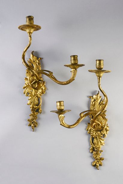Paire d'appliques en bronze ciselé et doré,...