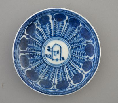 Petite assiette en porcelaine à décor blanc...