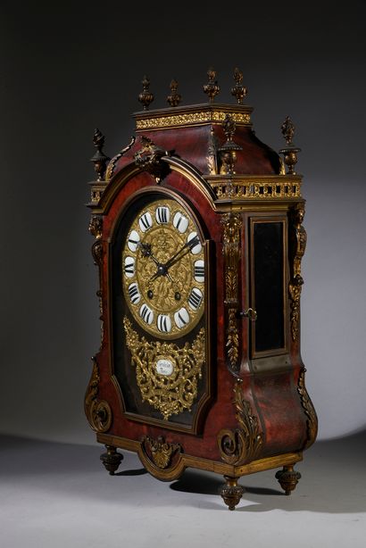 Pendule religieuse en placage d'écaille rouge,...