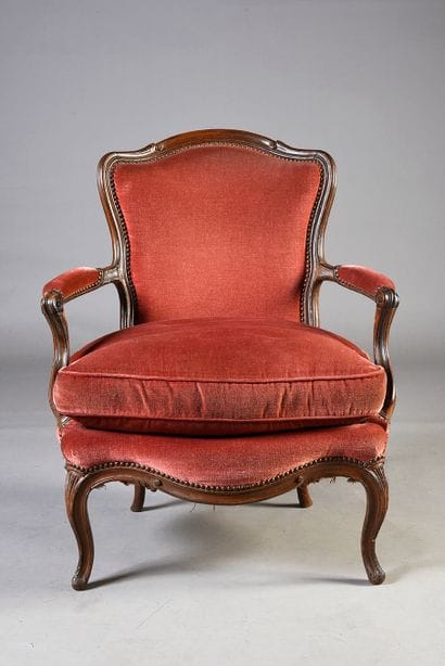 Large fauteuil en bois naturel mouluré et...