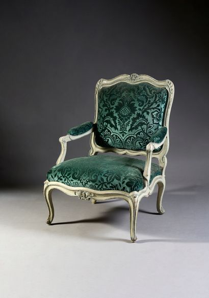 Important fauteuil à châssis en bois mouluré...