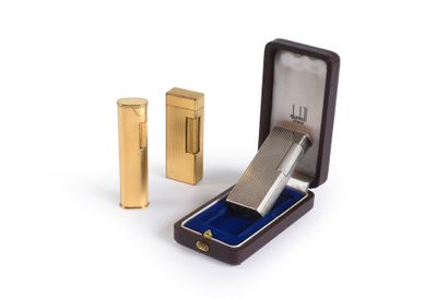 QUATRE BRIQUETS ANCIENS DUNHILL.
Ayant appartenu...