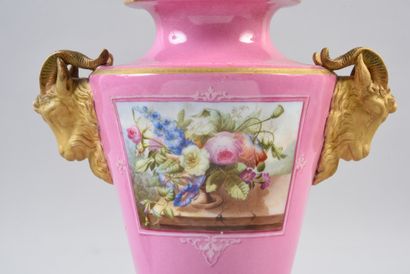 VASE EN PORCELAINE.
MANUFACTURE RIHOUET,...