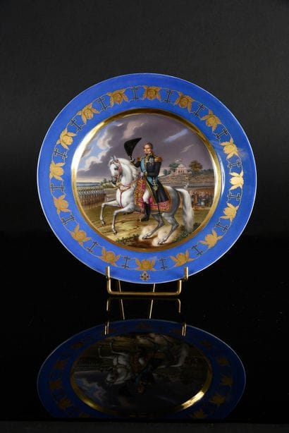 ASSIETTE EN PORCELAINE. À décor central polychrome...
